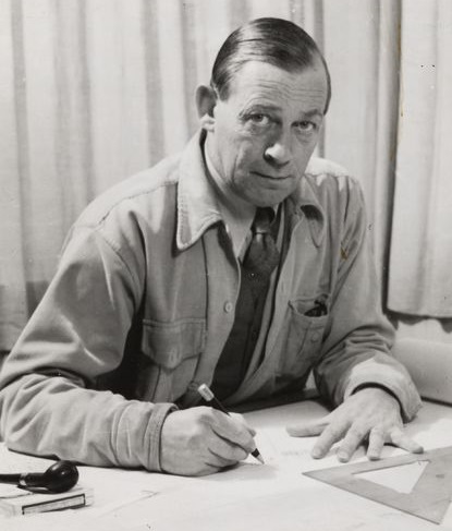 arkkitehti Alvar Aalto piirustuspöytänsä ääressä