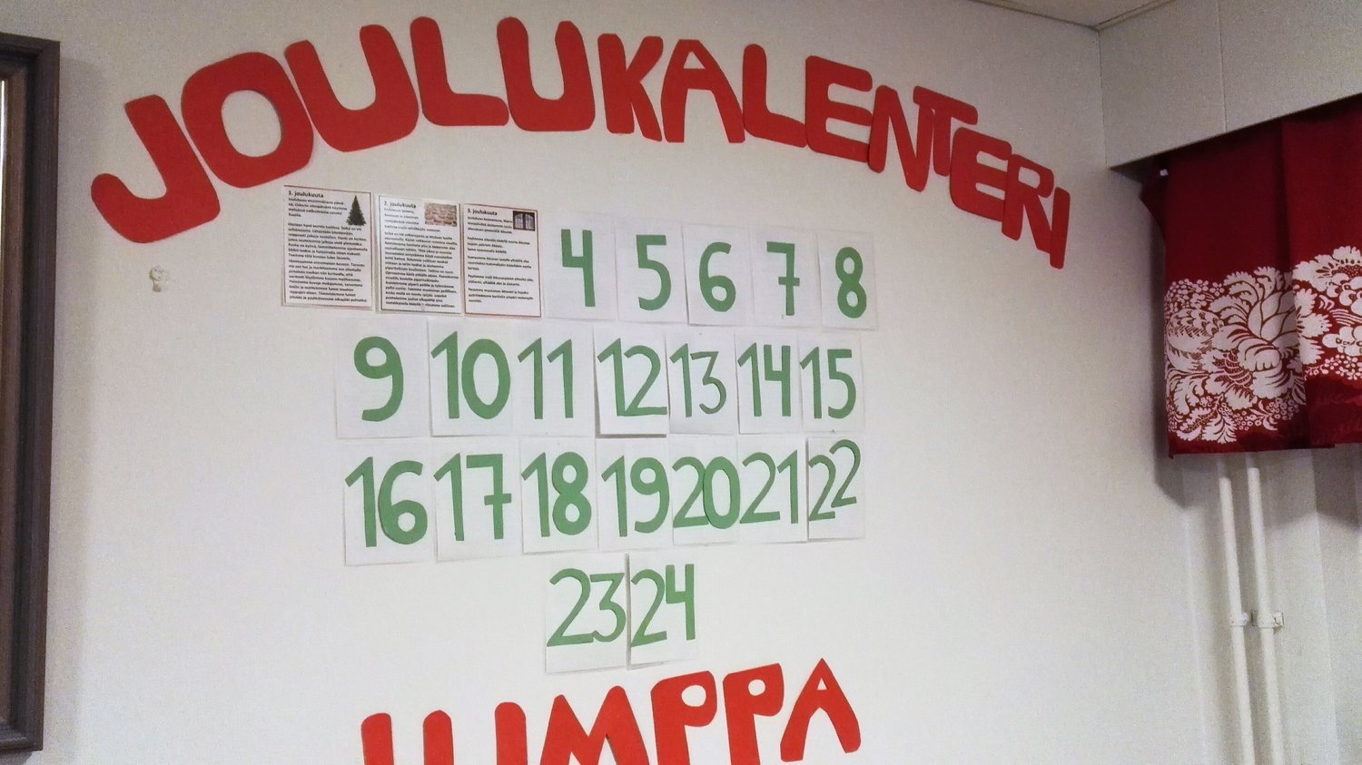 Seinälle teipattu joulukalenteri A4-kokoisista osista, malli 1