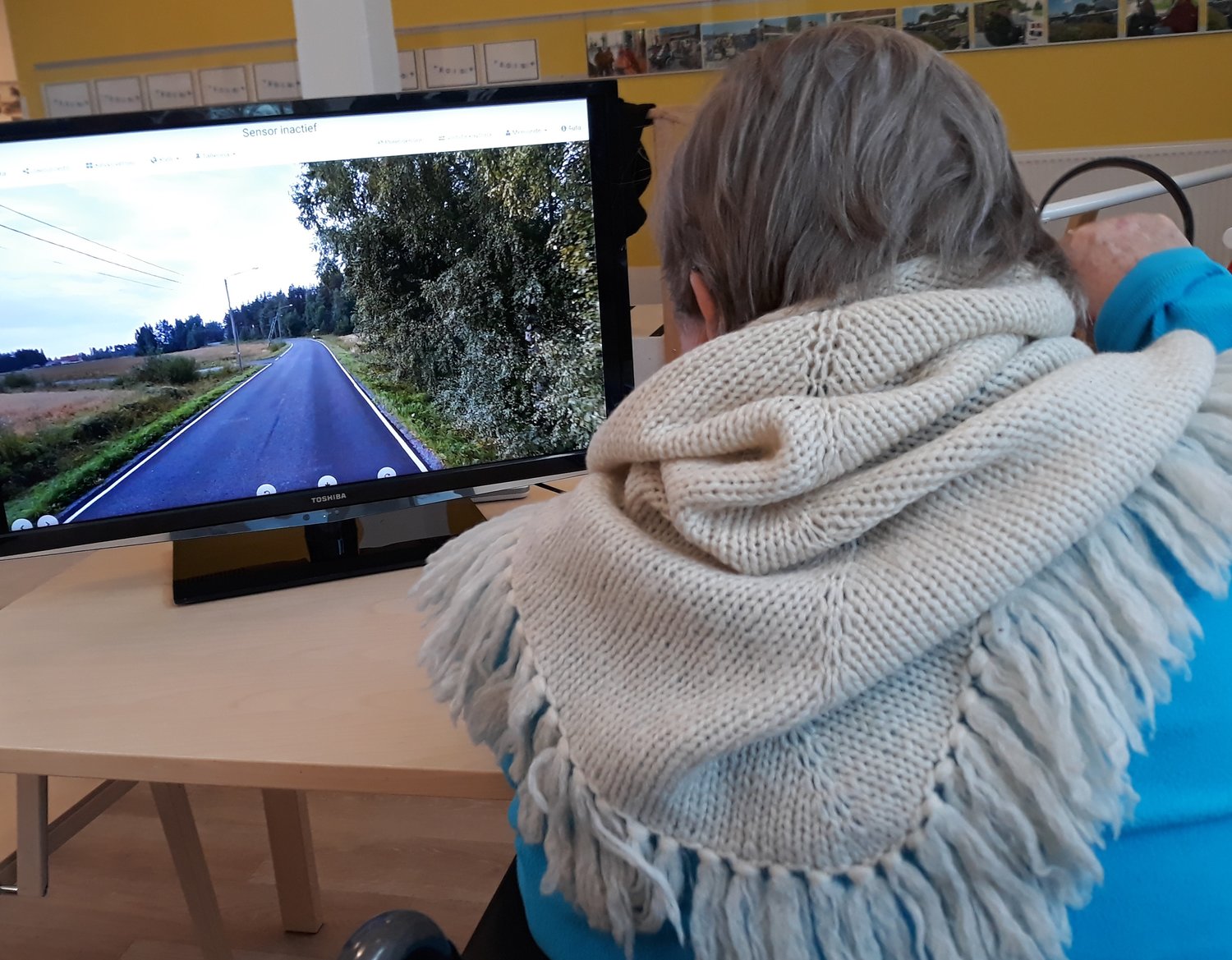 kuntopyÃ¶rÃ¤n edessÃ¤ ruudussa maantie.