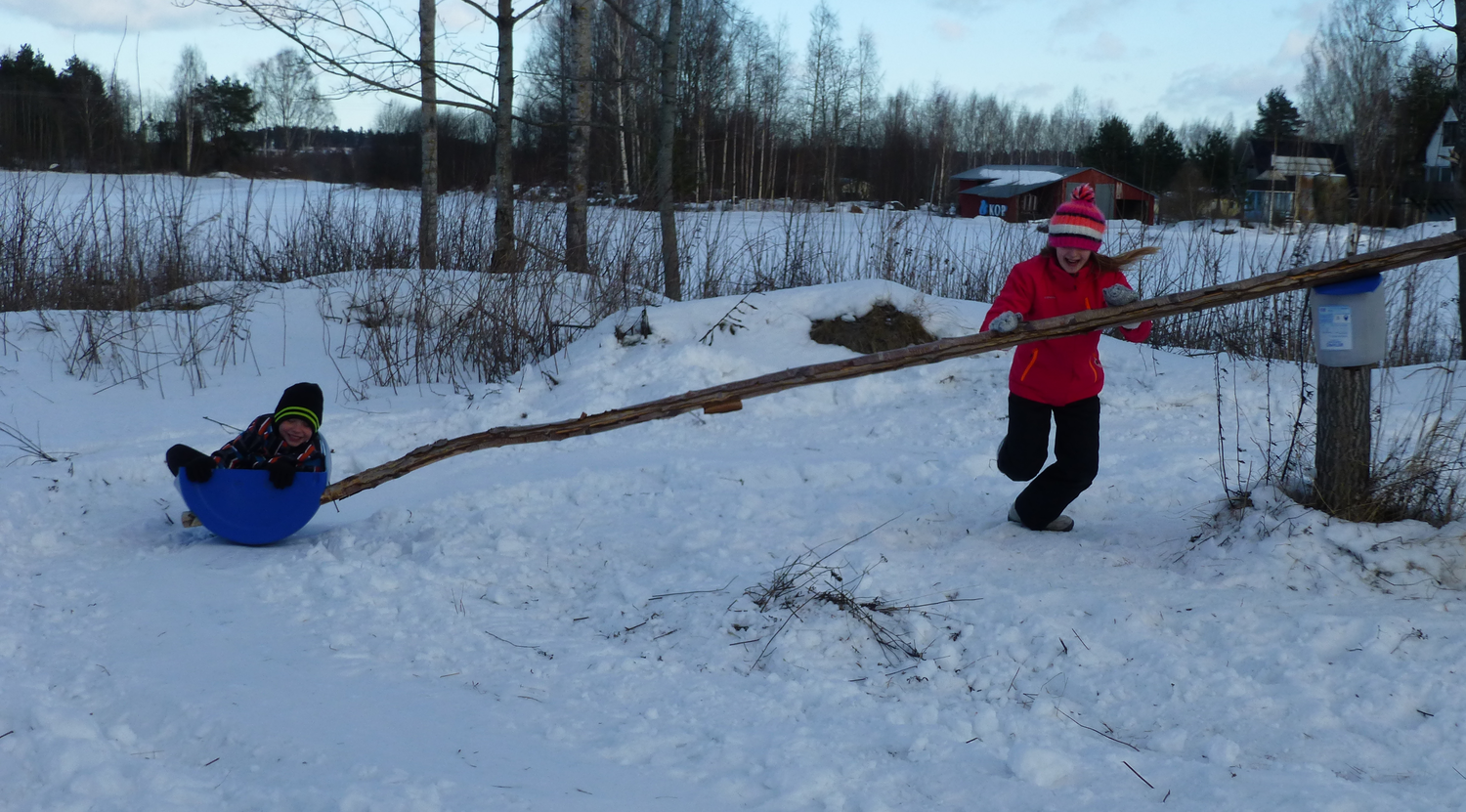 Lapset käyttävät napakelkkaa