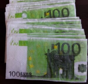 Parafiiniin kastetut servietit – 100 euron seteleitä muistuttavia vihreitä paperiservettejä, jotka on kastettu parafiiniin. Käytetään esimerkiksi askarteluun tai koristeisiin.