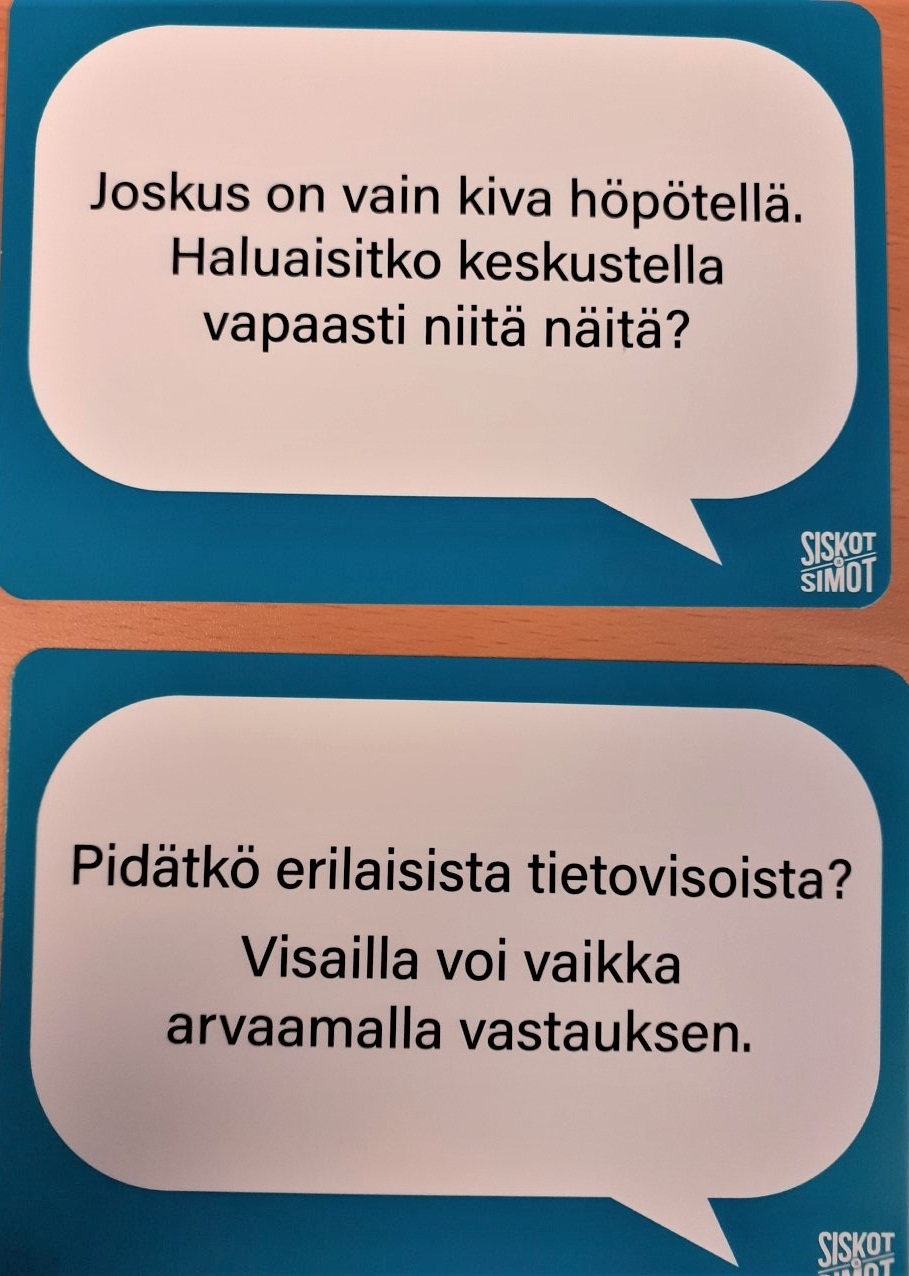 kaksi kysymyskorttia