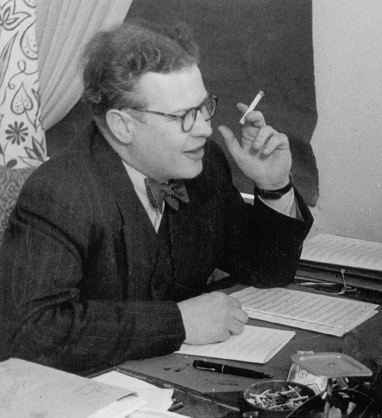 Toivo Kärki pöydän ääressä